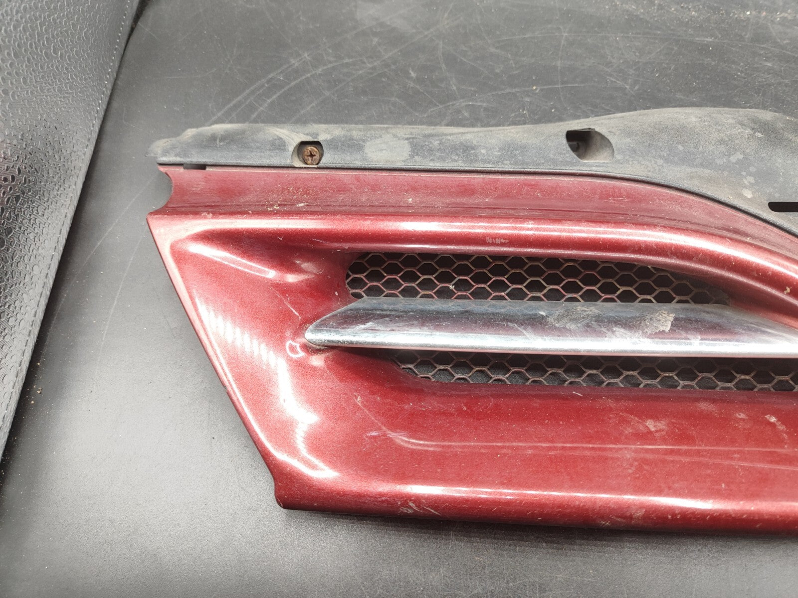 Alfa Romeo 166 2.4JTD 110kW 2002 Front Right Upper Grill 156016559 RED