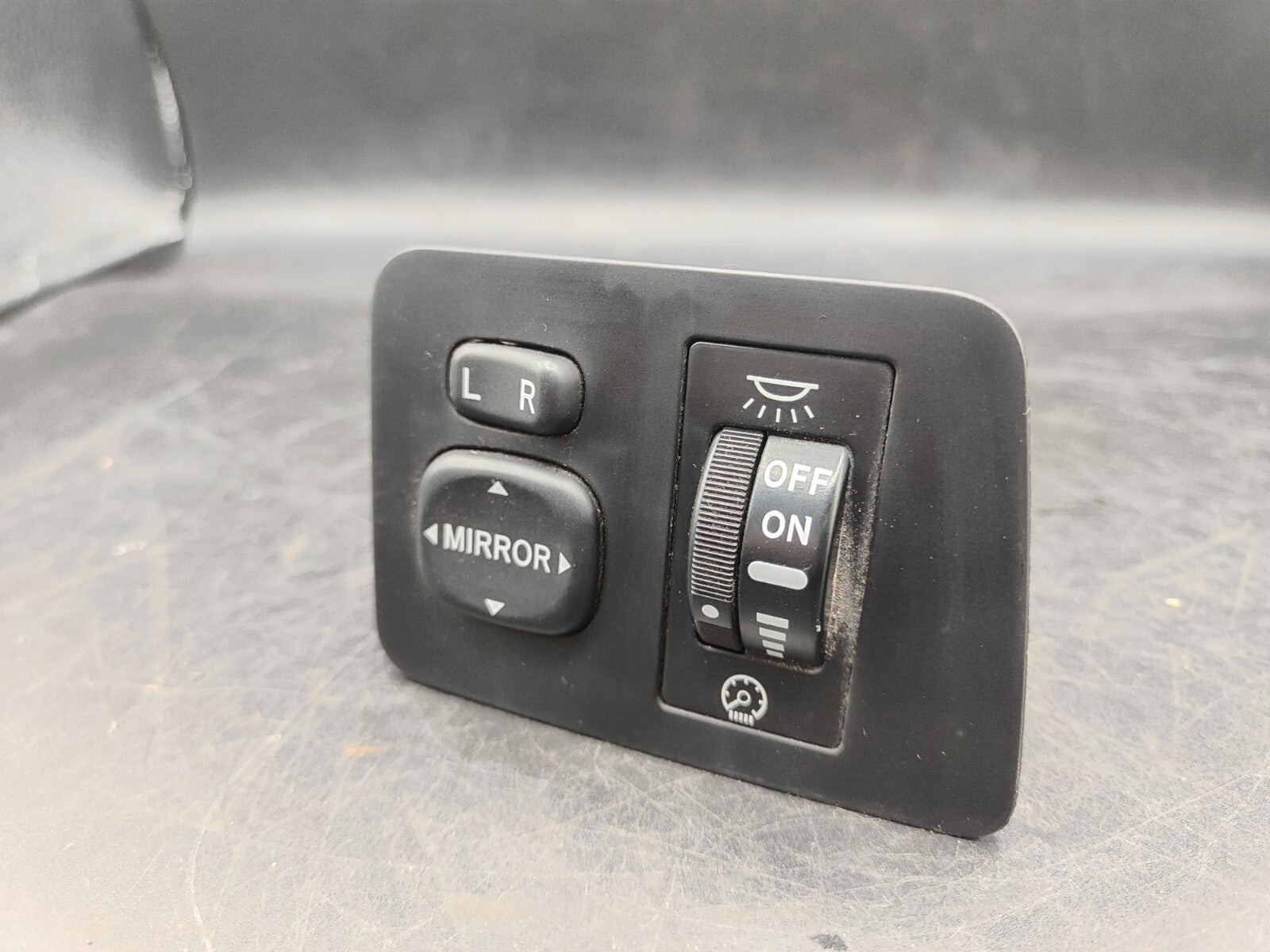 Pontiac Vibe 2004 LHD Wing Mirror Control Switch Button 777896