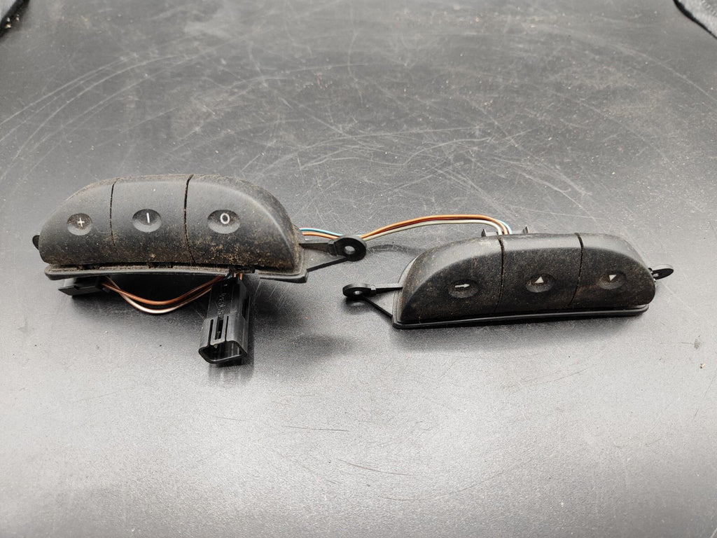 Opel Astra G 1999 Steering Wheel Switch Button 90561159