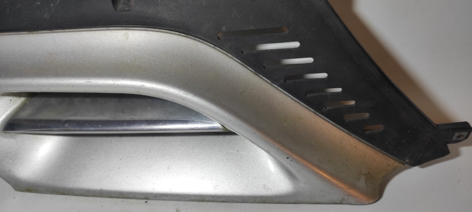 Alfa Romeo 166 2.4JTD 110kW 2003 Front Right Bumper Upper Grill 156016559 Silver