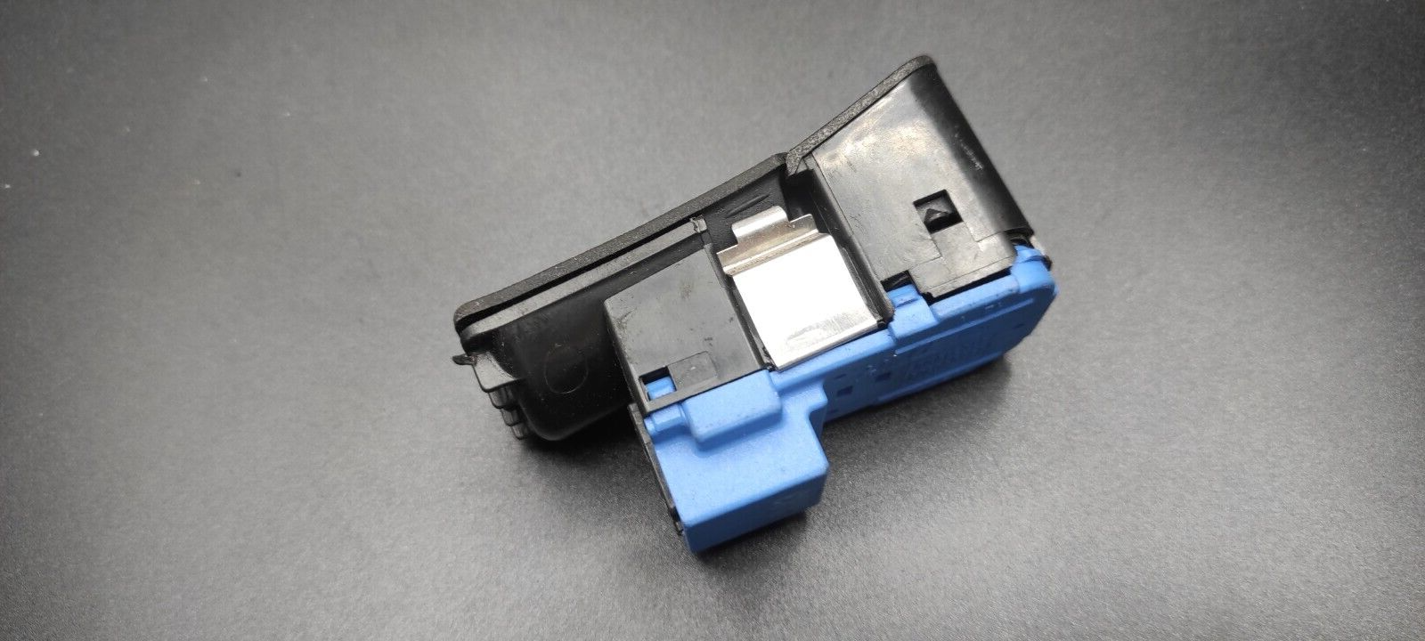 Alfa Romeo GT 1.9JTD 2005 Center Console Fuel Tank / ASR Switch 156040104