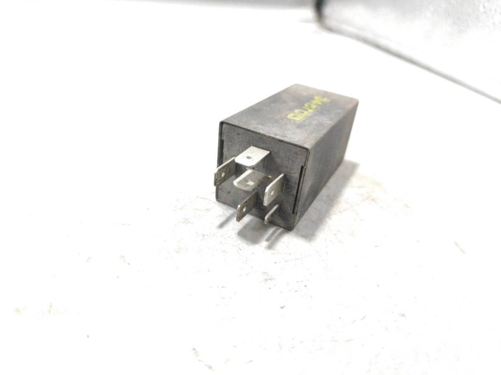 Audi 80 90 S2 B4 1993 relay 443927351B 