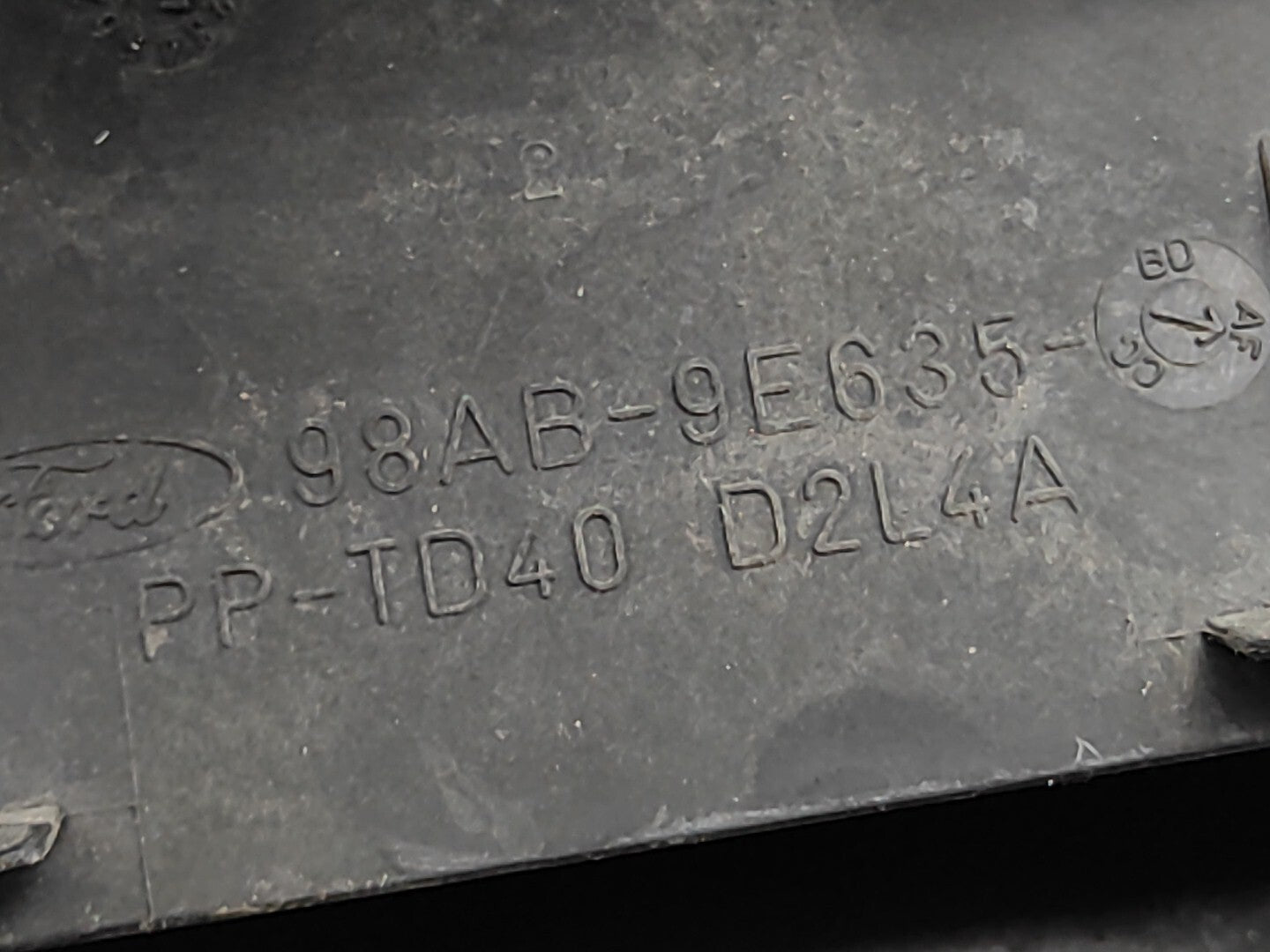 Ford Focus MK1 1.6i 74kW 100PS 2001 Engine Air Intake Pipe Hose 98AB9E635