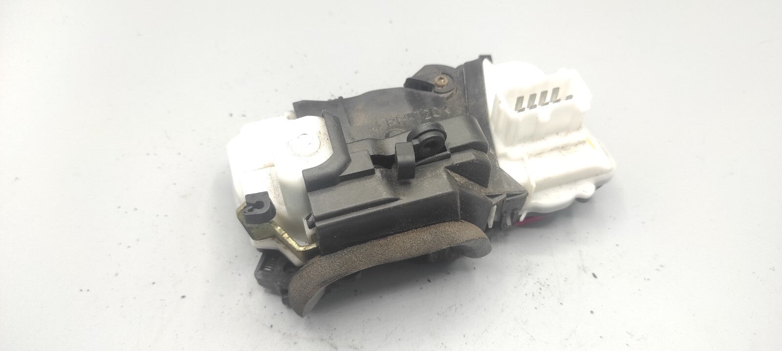 Peugeot 607 3.0i V6 Petrol 2002 LHD Front Right Door Lock