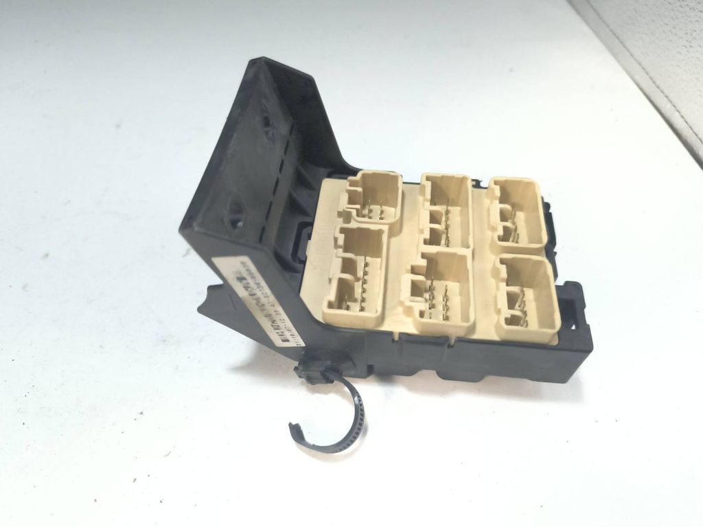 Toyota Avensis T250 2006 Fuse box module 8273405030 