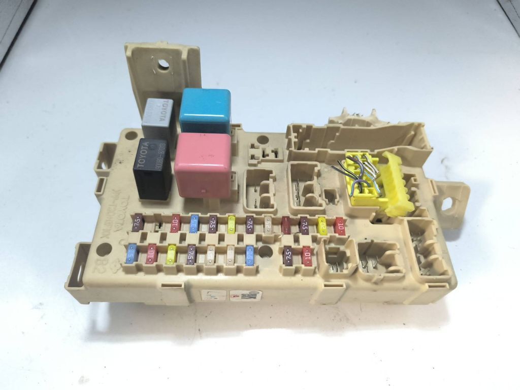 Toyota Avensis T250 2006 Diesel Fuse box module set 8264105040A 