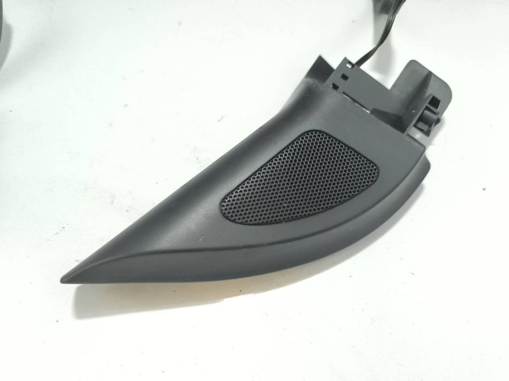 Volkswagen Golf V 2003 Front right door speaker tweeter trim