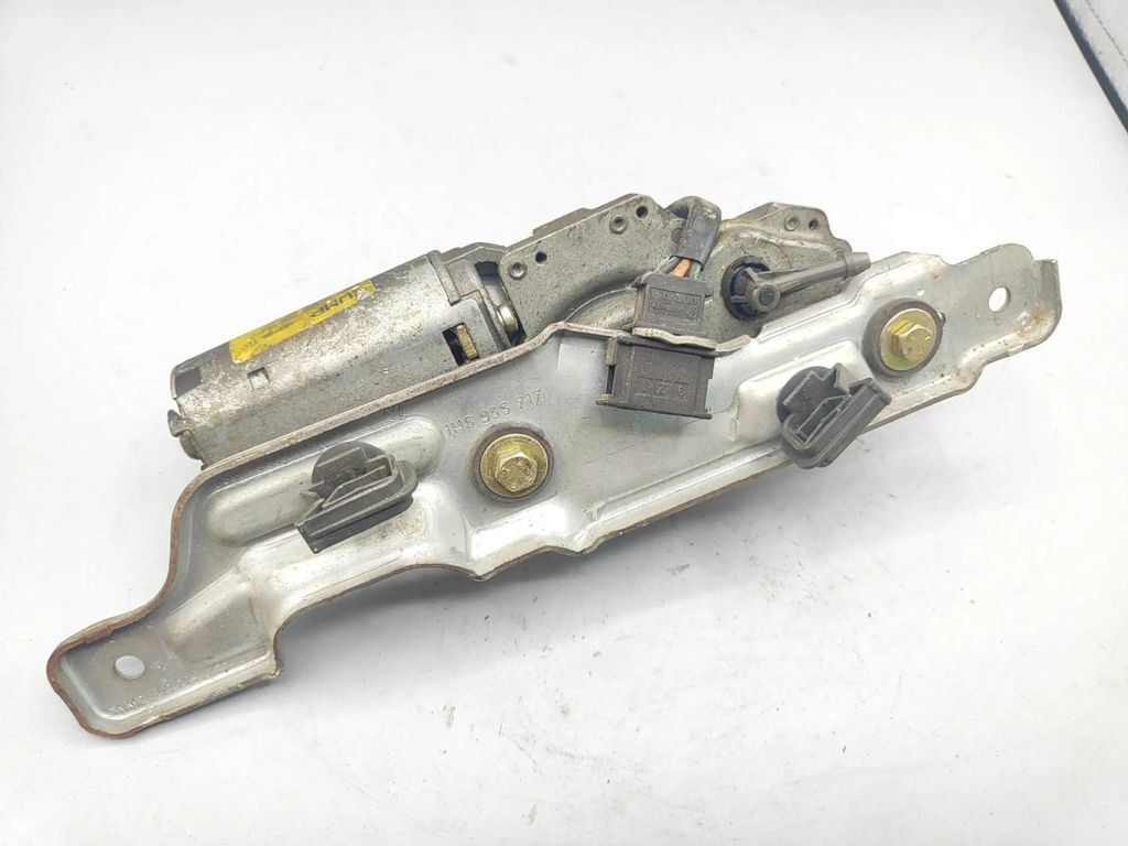 Volkswagen Golf III 1995 Rear windshield glass wiper motor 1H6955717 