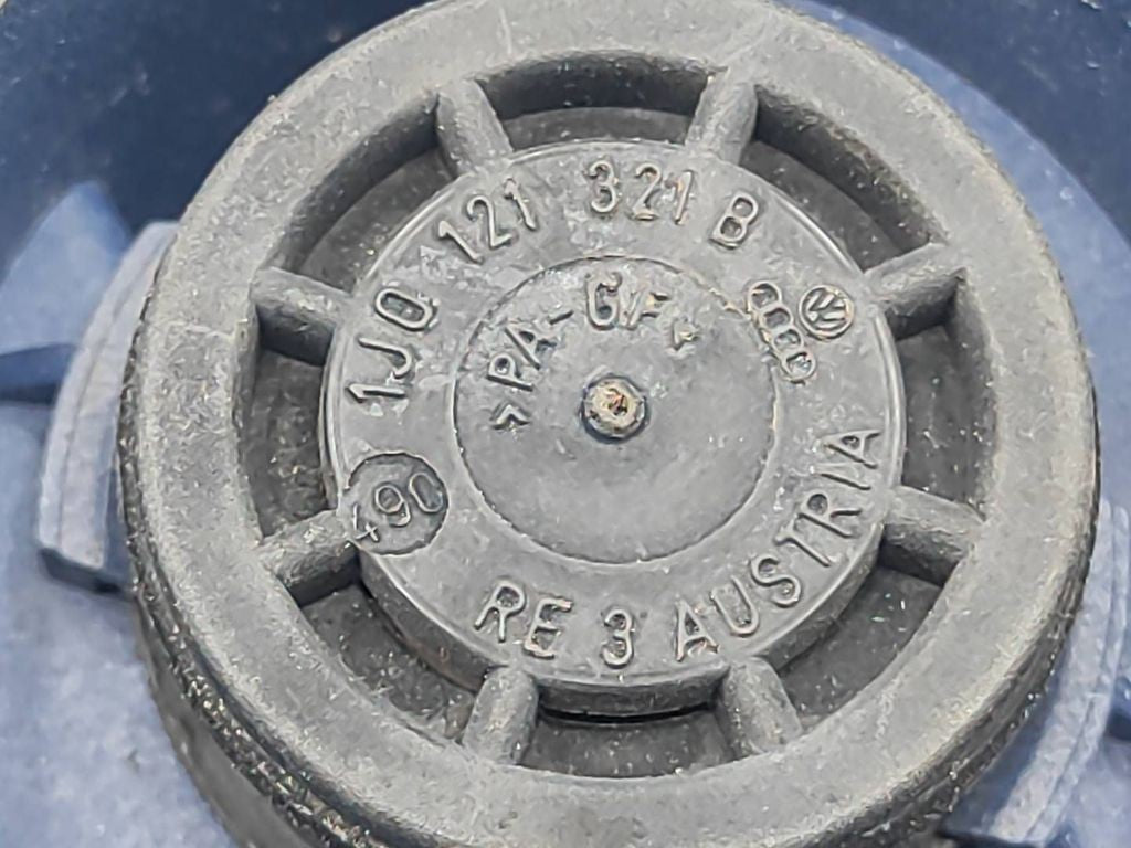 Volkswagen PASSAT B5.5 2003 Water coolant tank reservoir cap 1J0121321B 