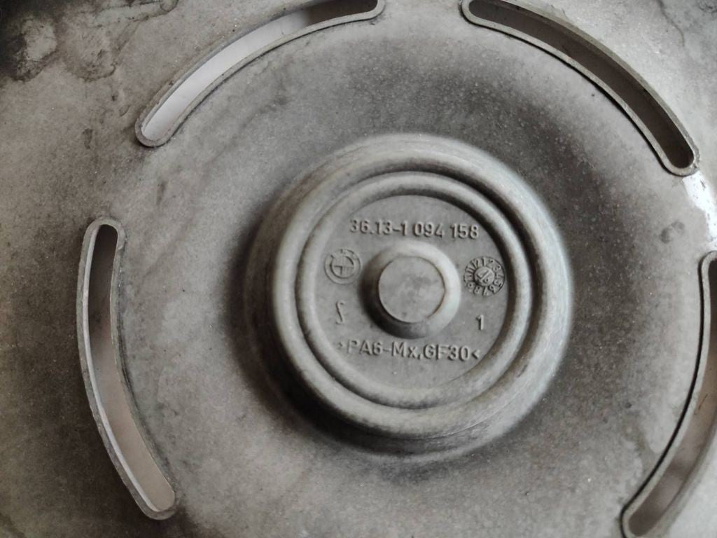 BMW 3 E36 1994 R15 wheel hub cap trim 36131094158 