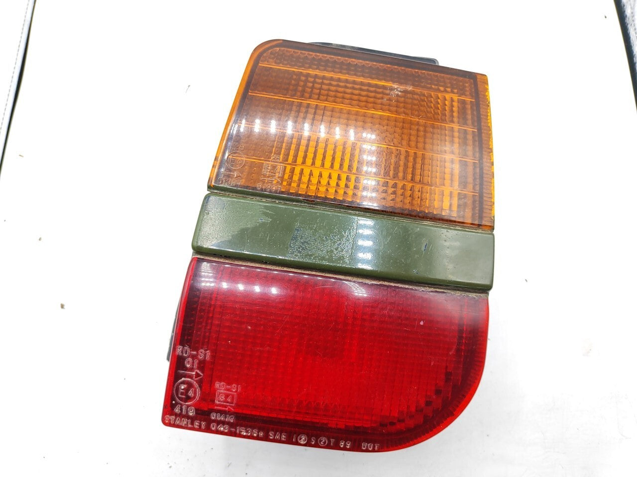Mitsubishi Space Wagon 1997 LHD Rear Right Taillight Light 0431536R