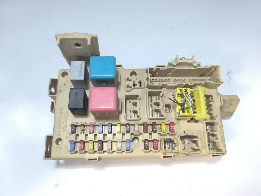 Toyota Avensis T250 2006 Diesel Fuse box module set 8264105040A 
