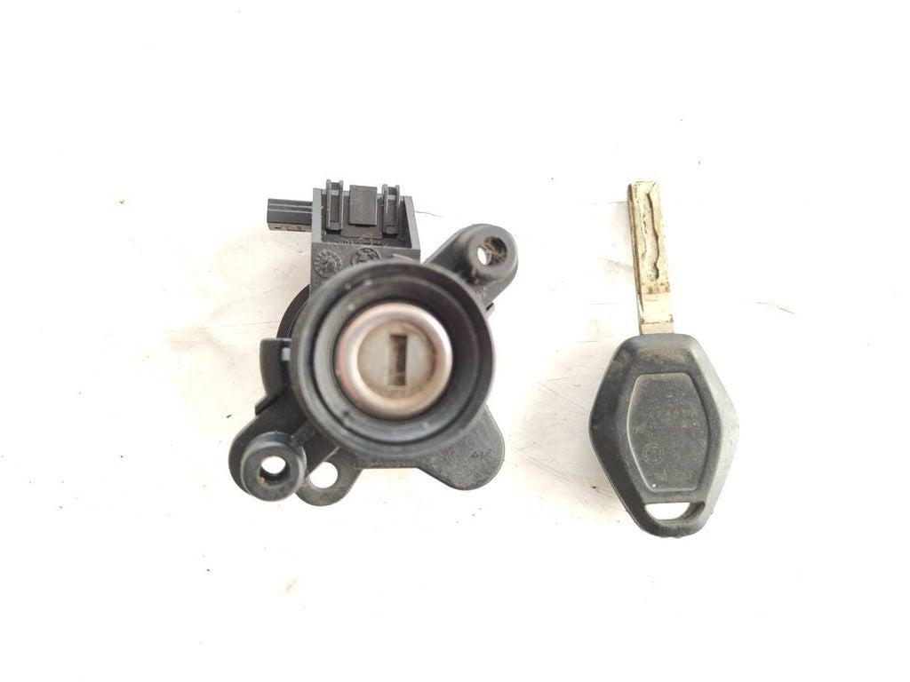 BMW 3 E46 2001 tailgate exterior lock with key