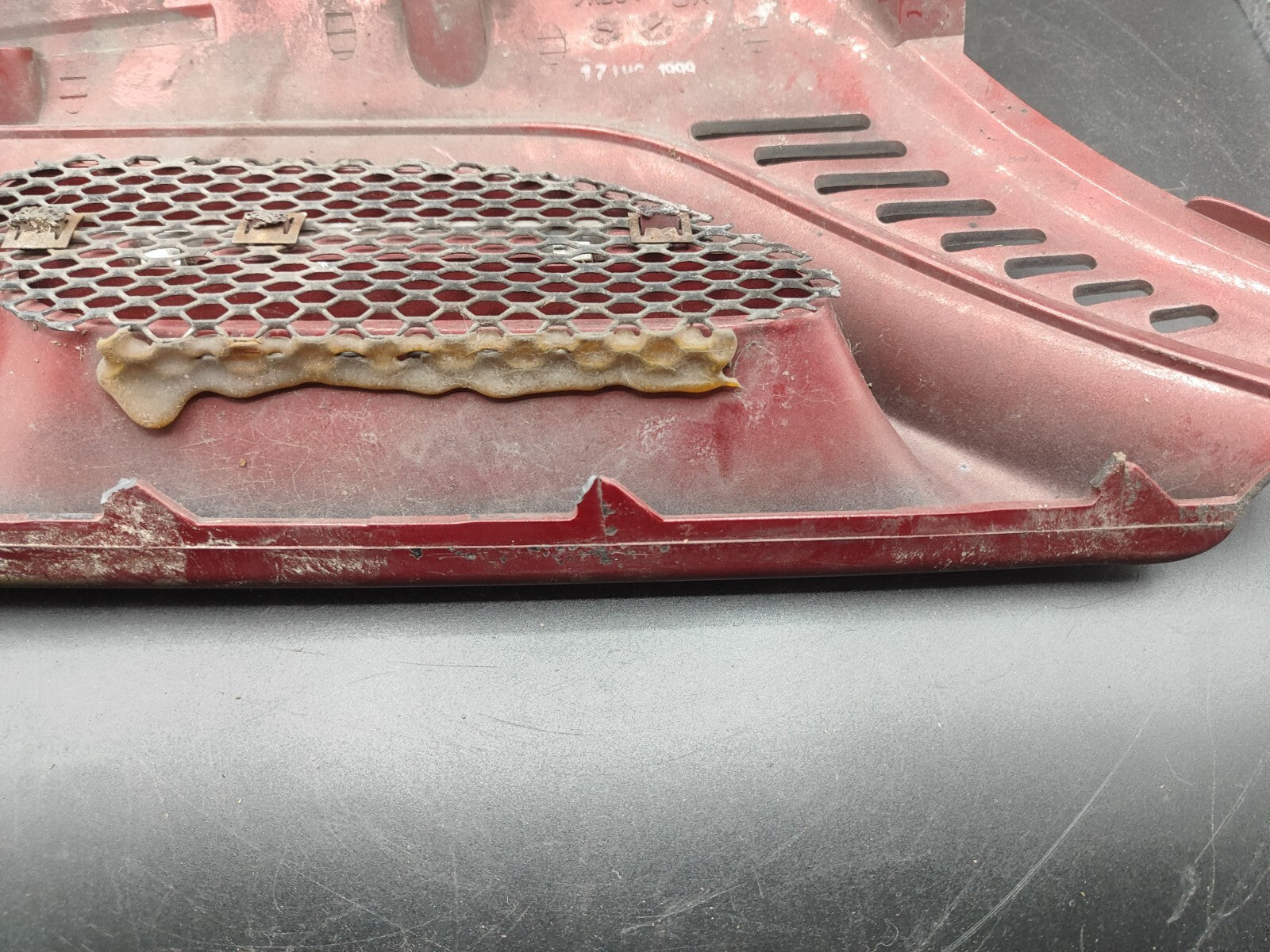 Alfa Romeo 166 2.4JTD 110kW 2003 Front Left Bumper Upper Grill 156016558 RED