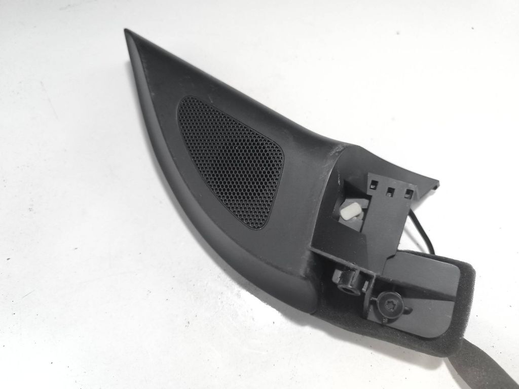 Volkswagen Golf V 2003 Front right side door speaker tweeter trim
