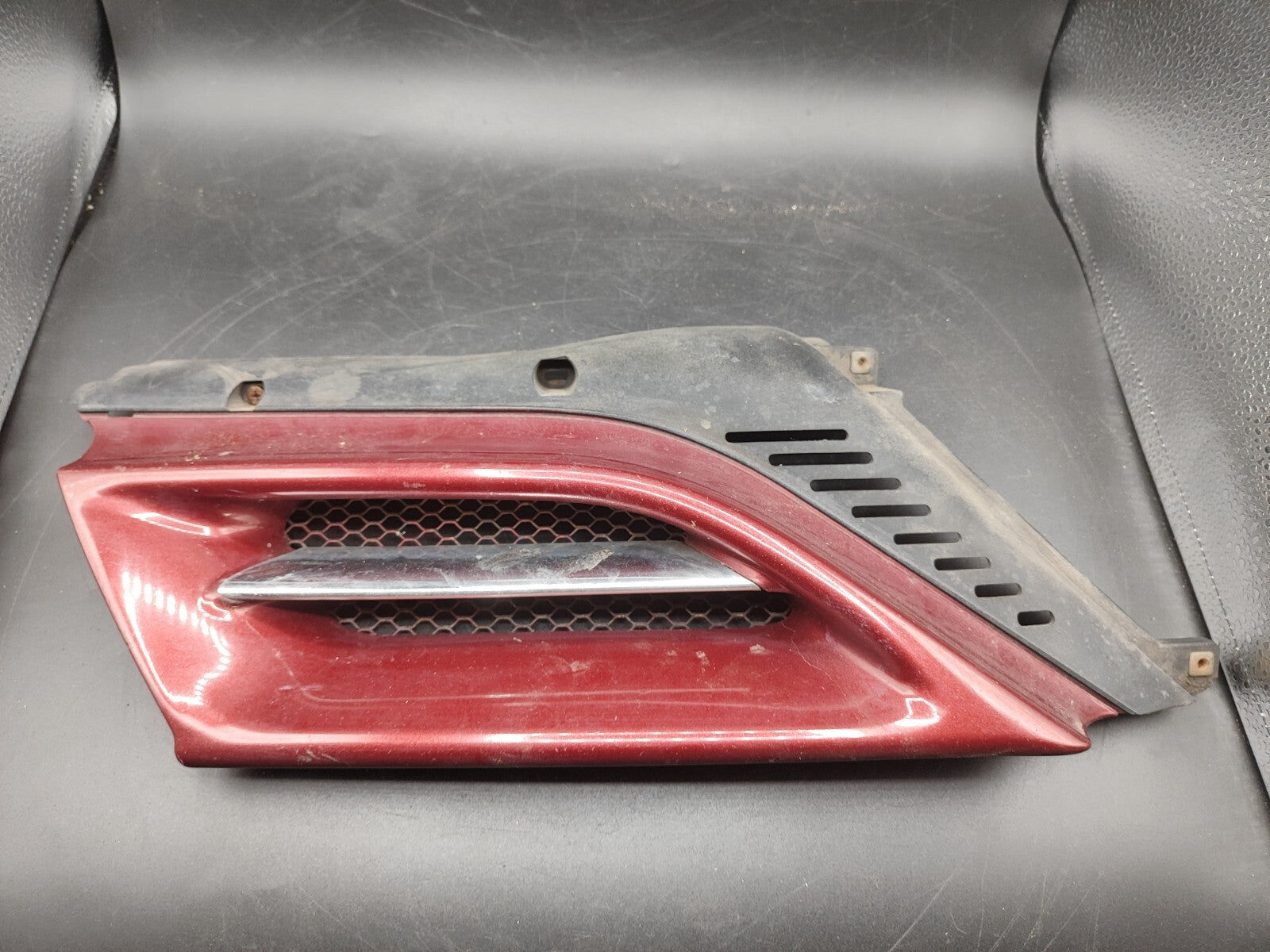 Alfa Romeo 166 2.4JTD 110kW 2002 Front Right Upper Grill 156016559 RED