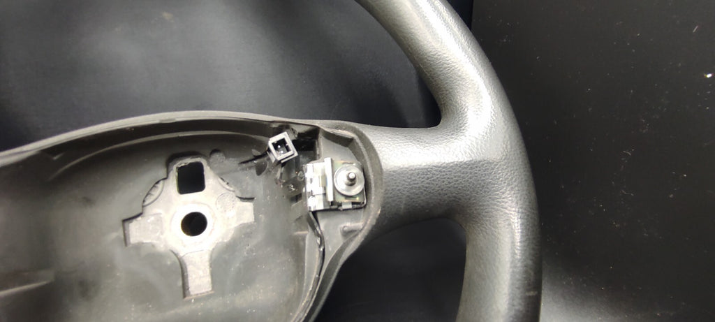 Alfa Romeo 147 1.6 TS 88kW Petrol 2006 Steering wheel