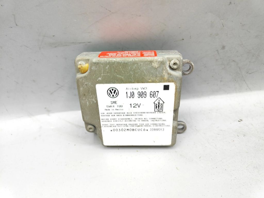 Volkswagen VW PASSAT B5 Saloon 1999 Control unit module 1J0909607 