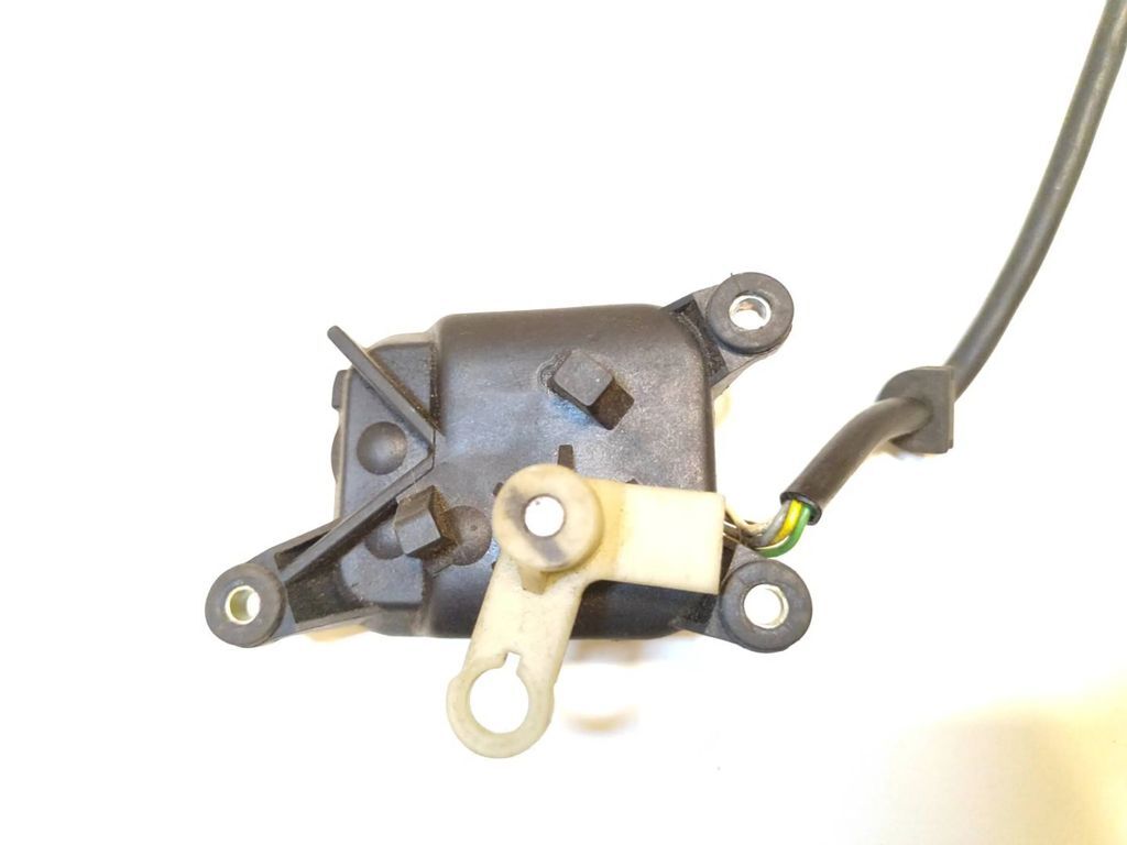 Audi A6 S6 C4 4A 2.5TDI 1995 Air heater flap actuator motor 443820511A 