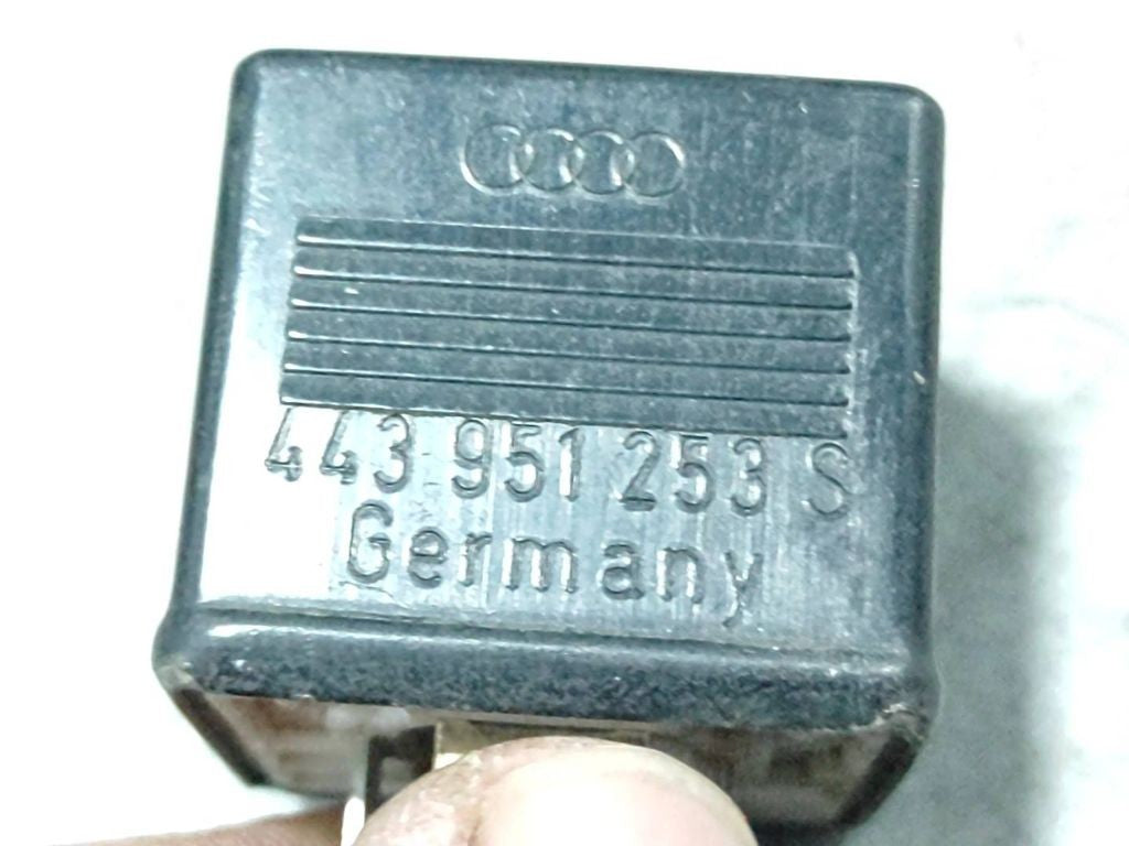 Audi 100 S4 C4 1994 relay 443951253S 