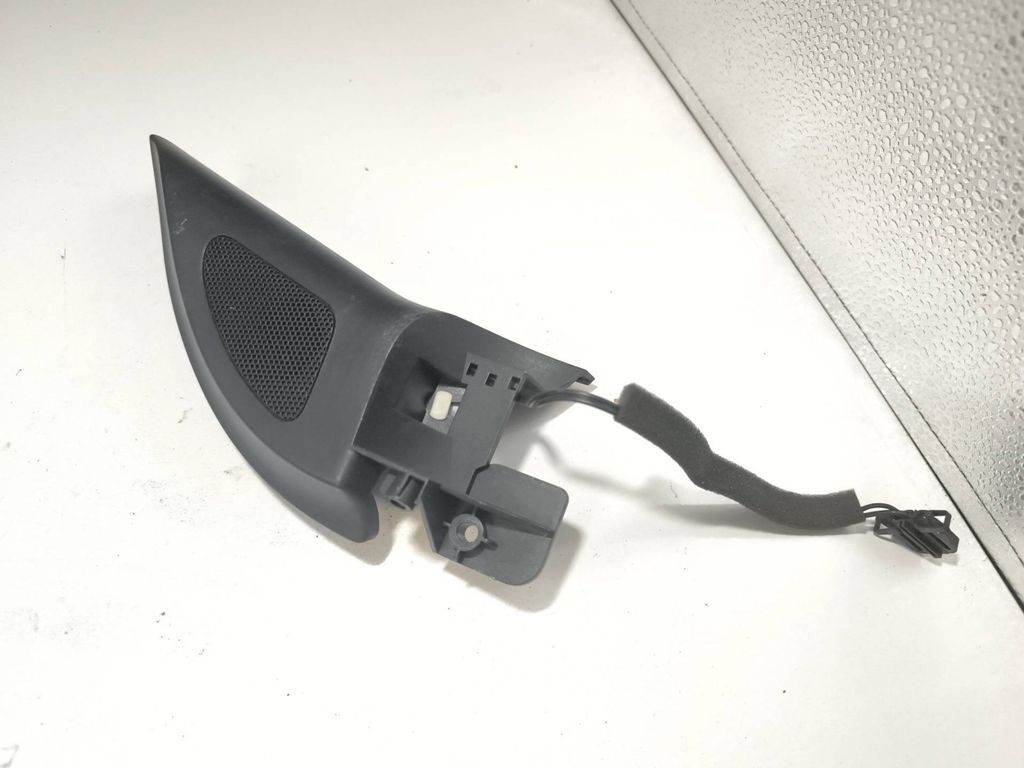 Volkswagen Golf V 2003 Front right door speaker tweeter trim