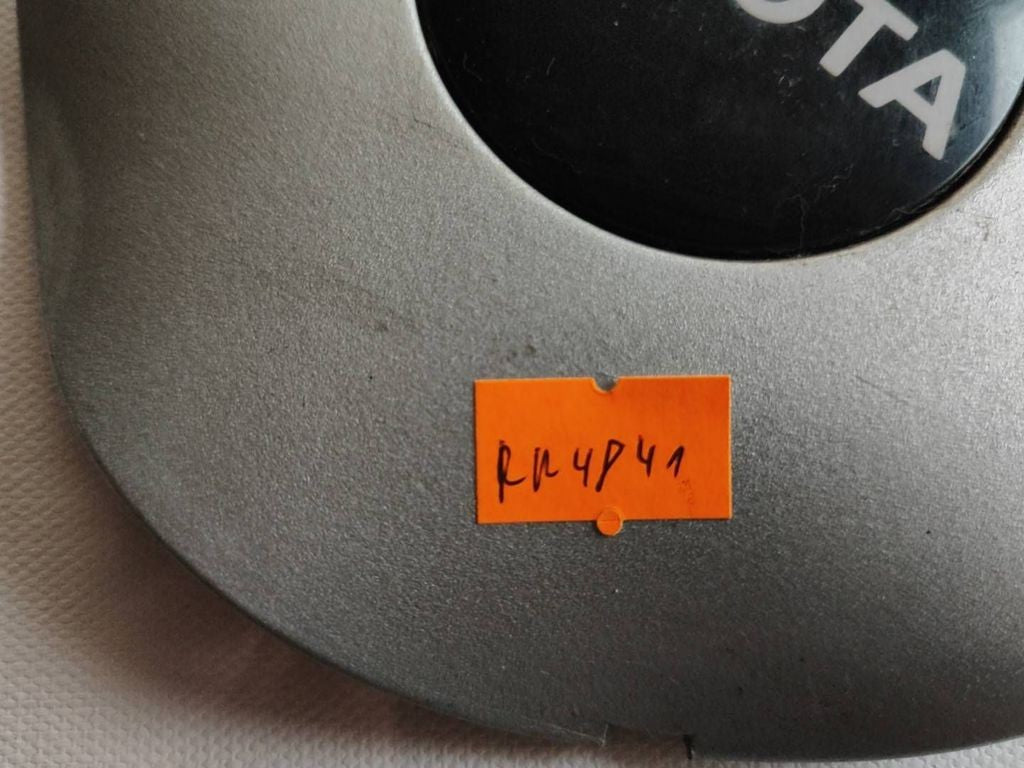 Toyota Avensis T220 2000 Original wheel cap 14180REM 14180