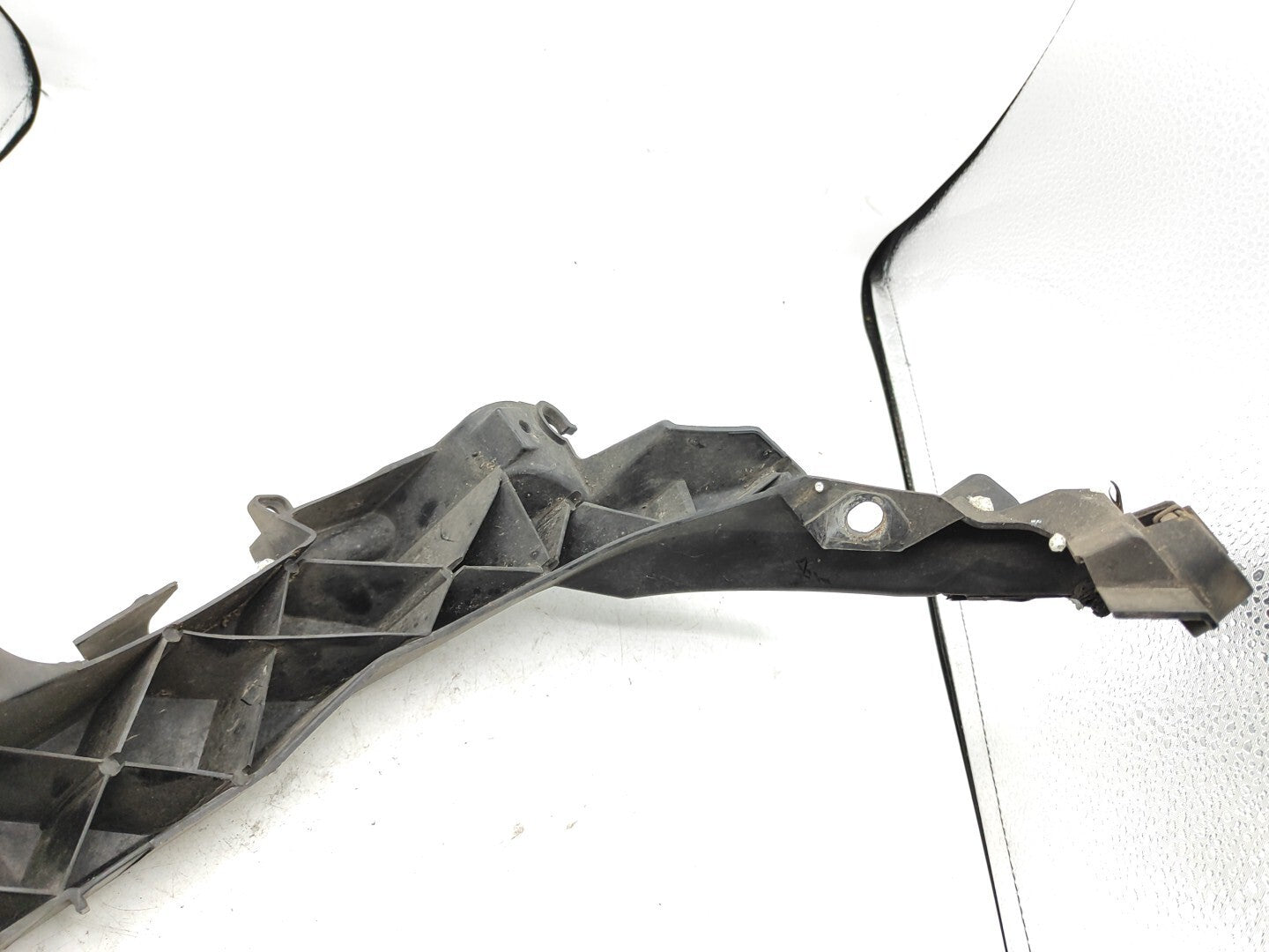 BMW E90 E91 330D 170kW 2006 Front Left Headlight Bracket 7116707 51647116707