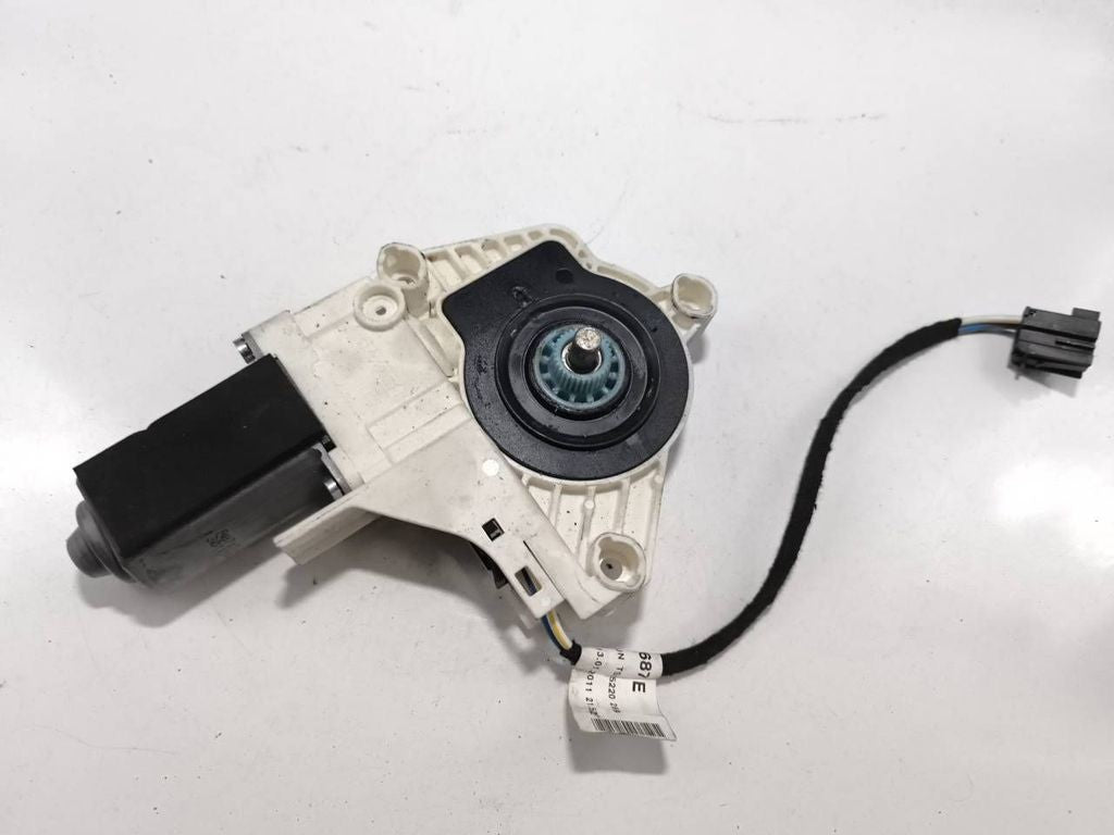 Audi A4 S4 B8 8K 2014 front right window regulator motor 8K0959802A 