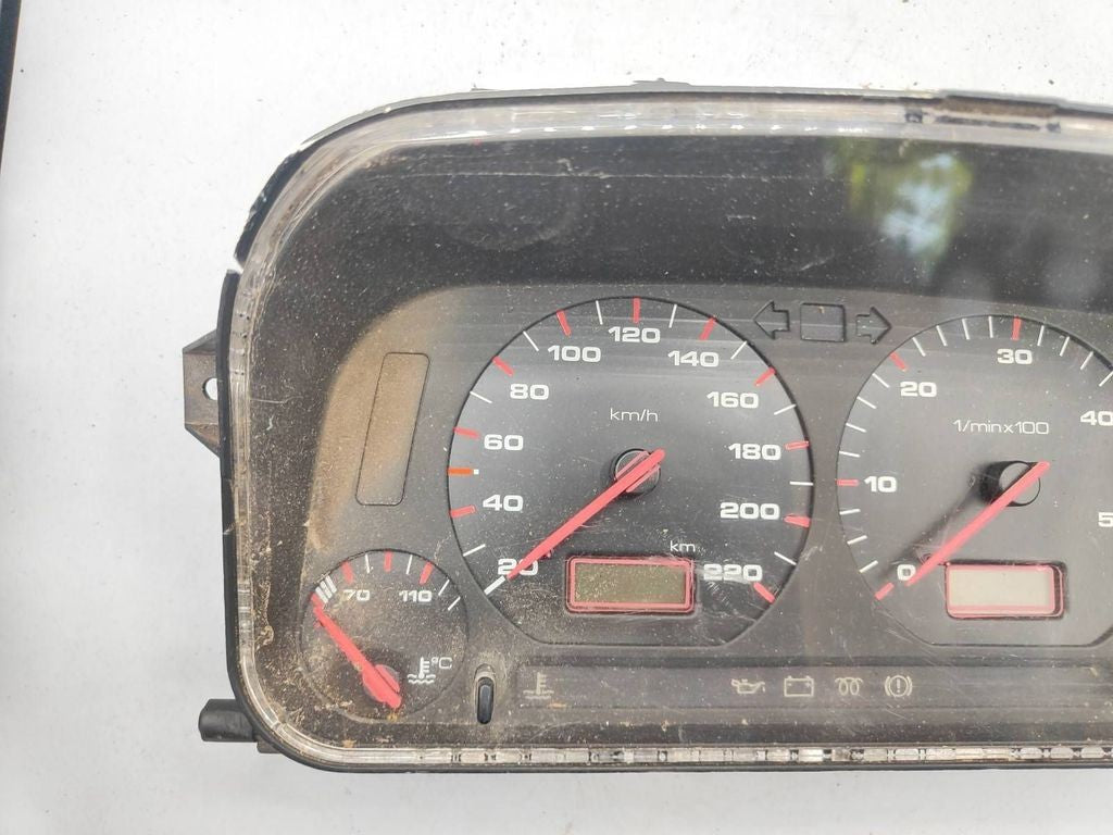 88311188 Volkswagen Golf III 1991 speedometer instrument cluster 