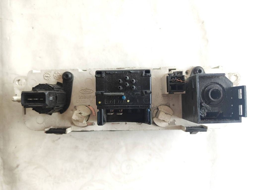 Ford Mondeo MK I 1994 Climate control unit module 93BW18D 
