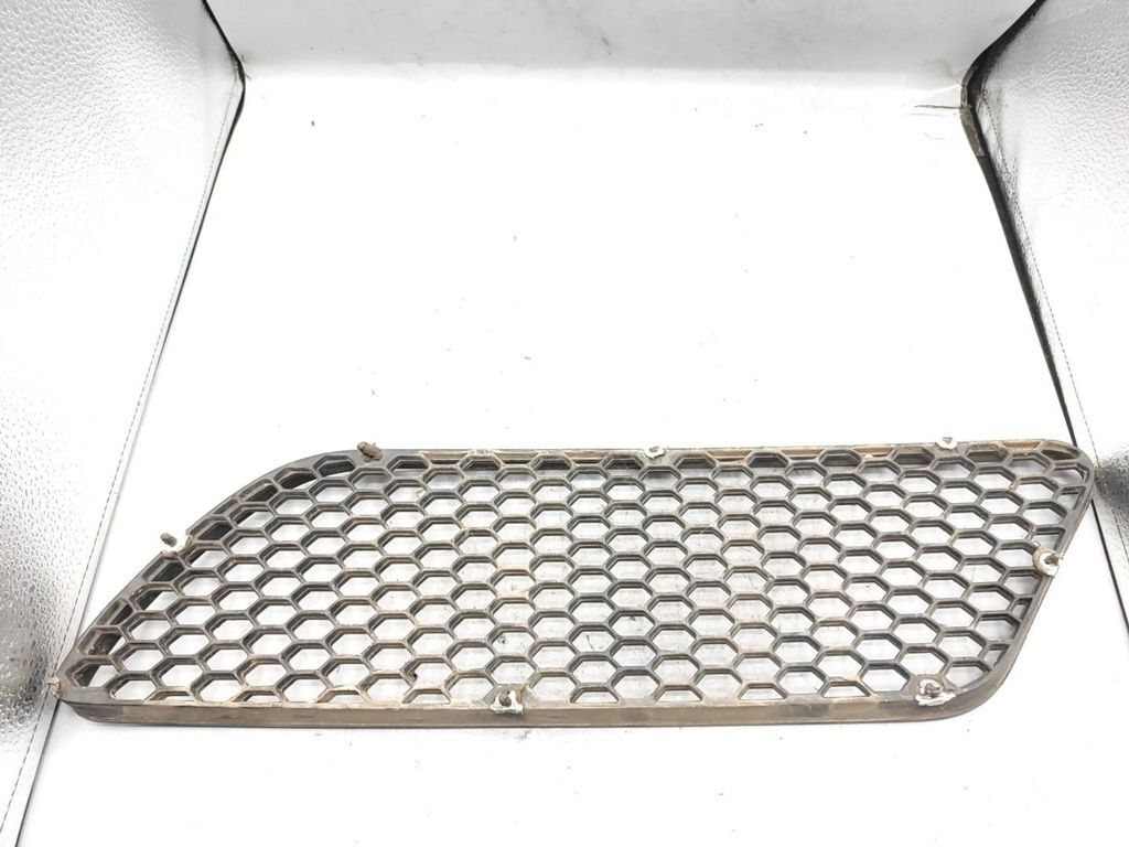 Alfa Romeo 147 1.9JTD 88kW 8V FL 2007 Front right bumper lower grill 