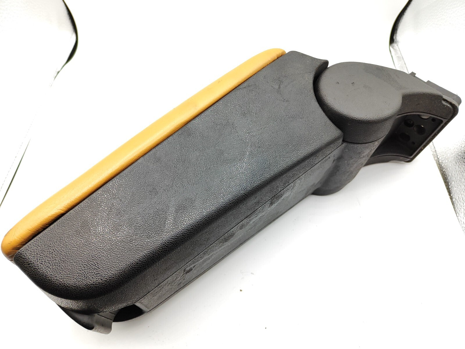 Alfa Romeo GT 1.9JTD 110kW 2006 Center Console Leather Armrest Yellow