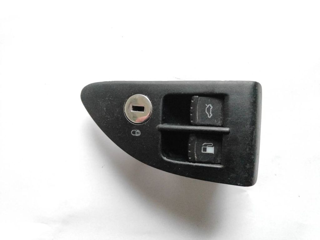 Volkswagen PASSAT B5.5 2001 Diesel Fuel tank opening switch 1J0959833A 