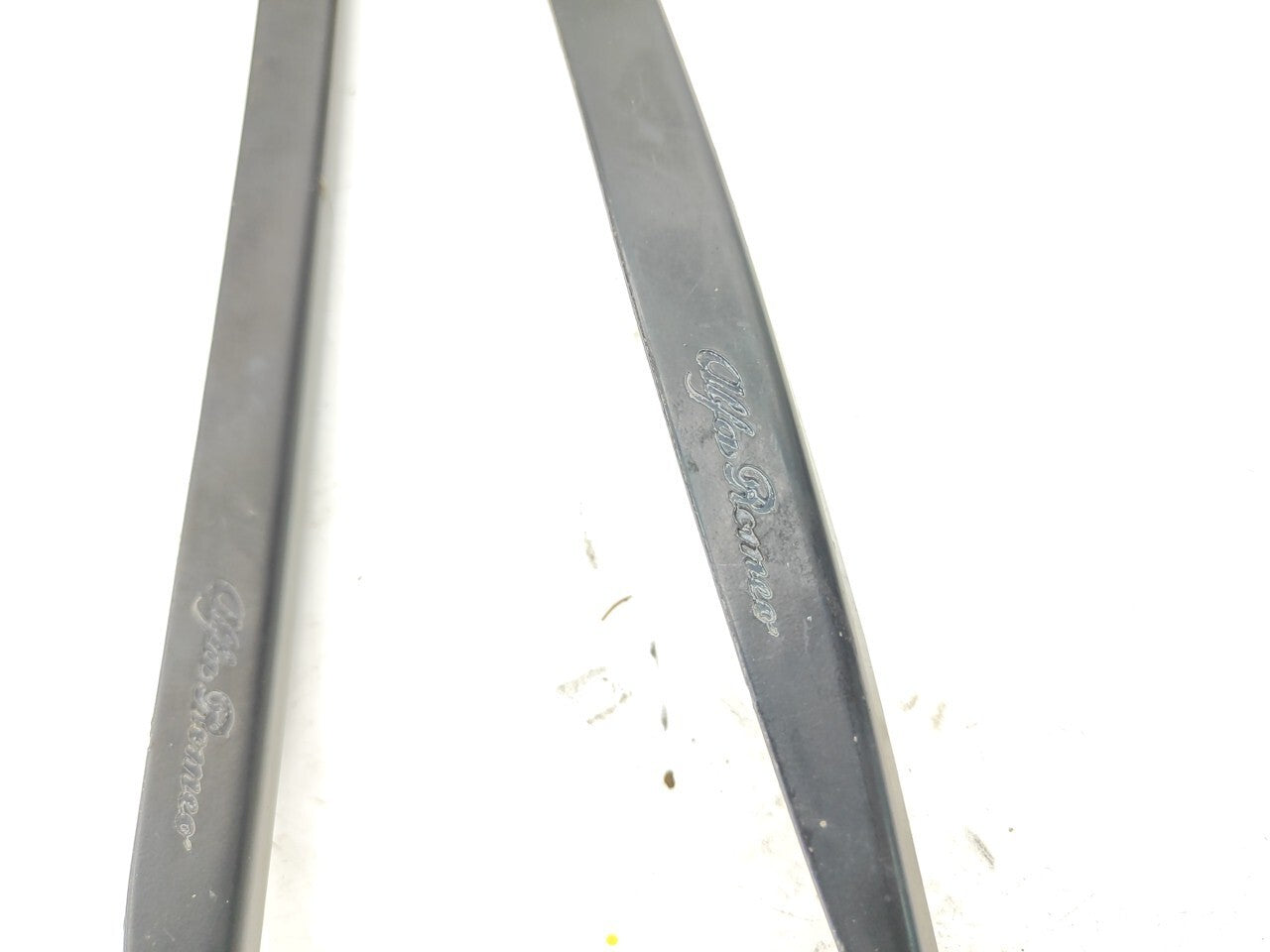 Alfa Romeo GT 2.0JTS 122kW 2005 LHD Windshield Wiper Blade Arm