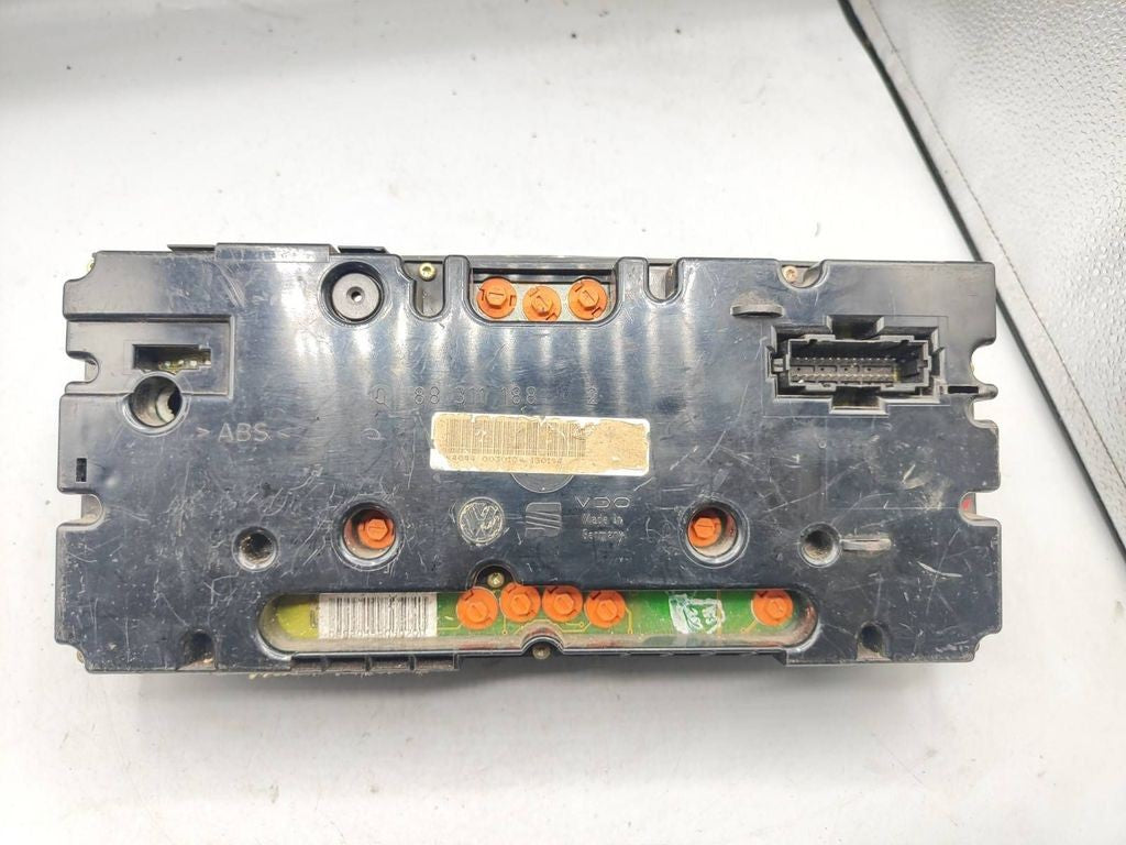 88311188 Volkswagen Golf III 1991 speedometer instrument cluster 