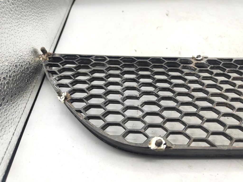 Alfa Romeo 147 1.9JTD 88kW 8V FL 2007 Front left bumper lower grill 