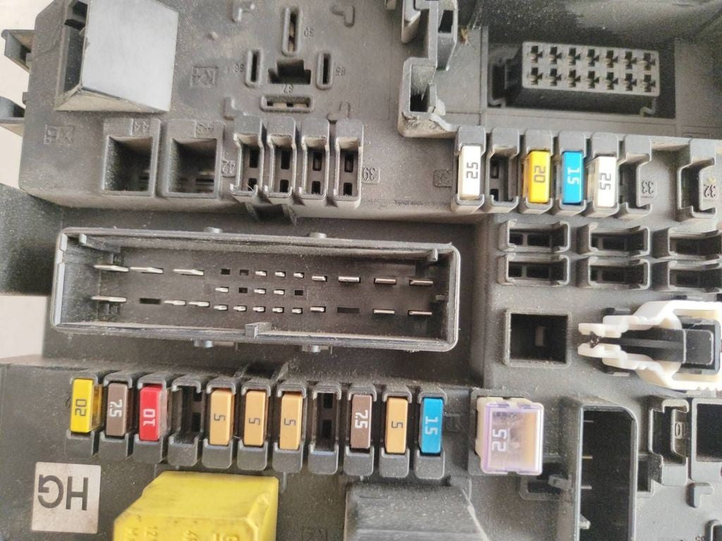Opel Astra H 2005 Fuse module 13115937 