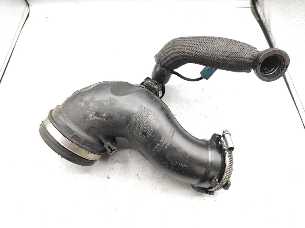 Peugeot 407 2.2HDI 2008 Diesel turbo air intake inlet pipe hose 040720 