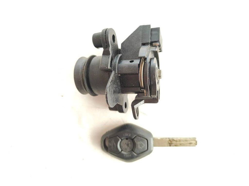 BMW 3 E46 2001 tailgate exterior lock with key