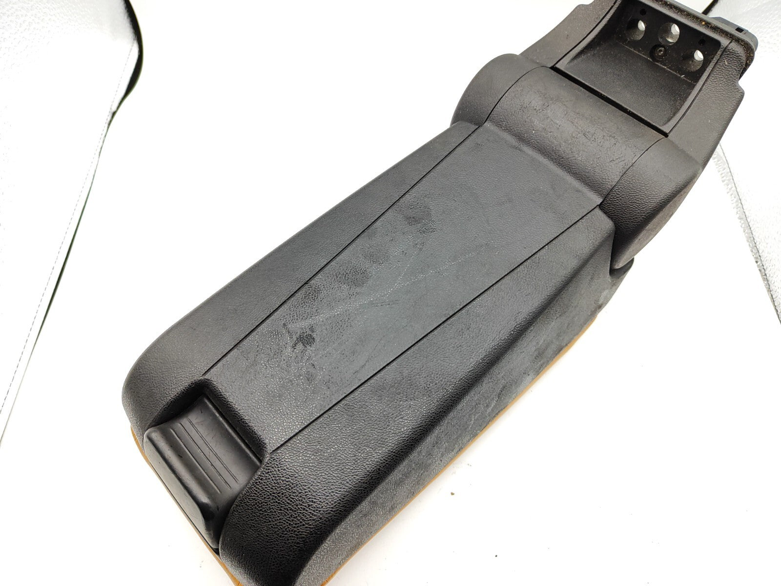 Alfa Romeo GT 1.9JTD 110kW 2006 Center Console Leather Armrest Yellow