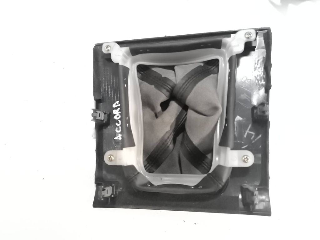 Honda Accord 7 2.4 140kW 2004 Gear shifter surround trim plastic gaiter