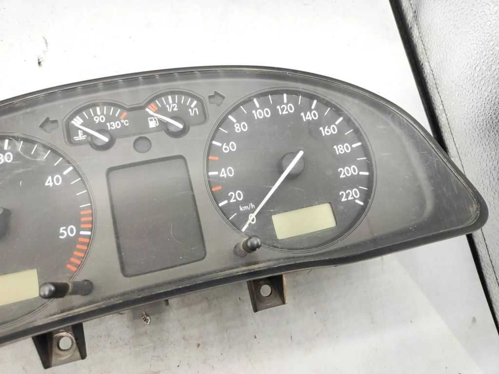 3B0919880D Volkswagen PASSAT B5 1997 speedometer instrument cluster 