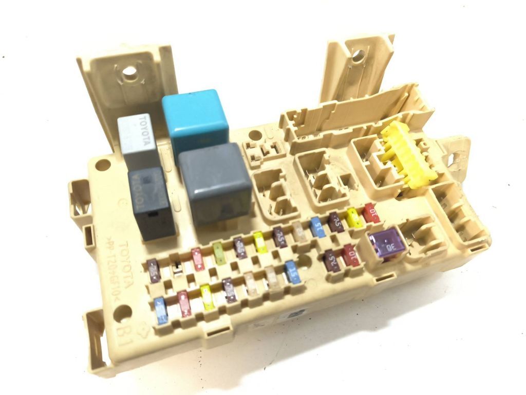 Toyota Avensis T250 2.2D-CAT 2006 Fuse module 8264105020A 