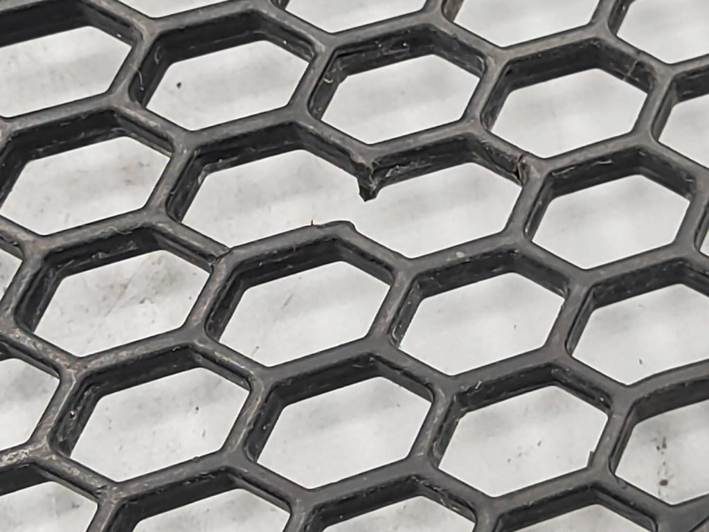 Alfa Romeo 147 1.9JTD 88kW 8V FL 2007 Front left bumper lower grill 