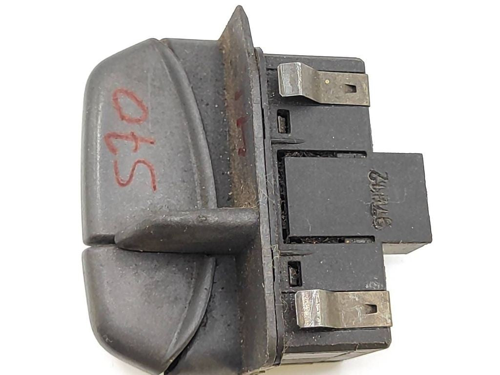 Volvo S70  V70  V70 XC 1997 Tailgate fuel tank opening switch 9162946 