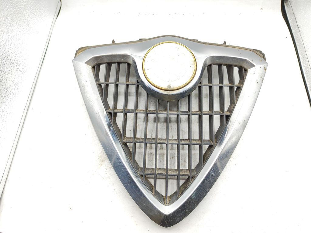Alfa Romeo 156 2000 Front bumper center upper radiator grill 156017393 