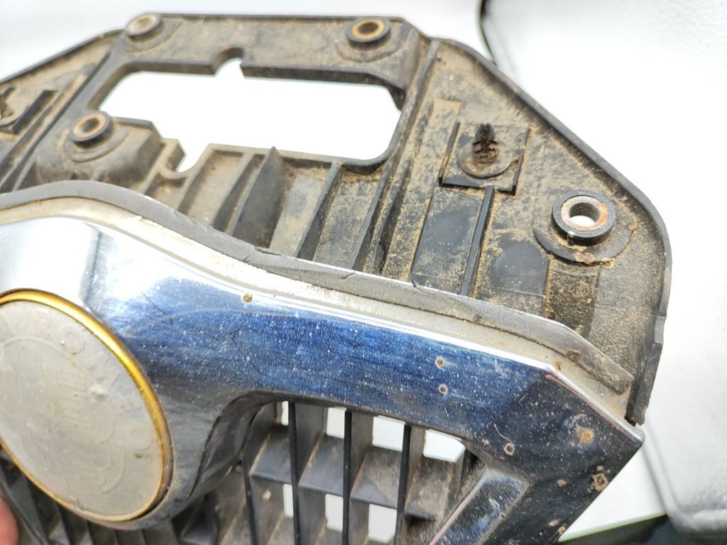 Alfa Romeo 156 2000 Front bumper center upper radiator grill 156017393 