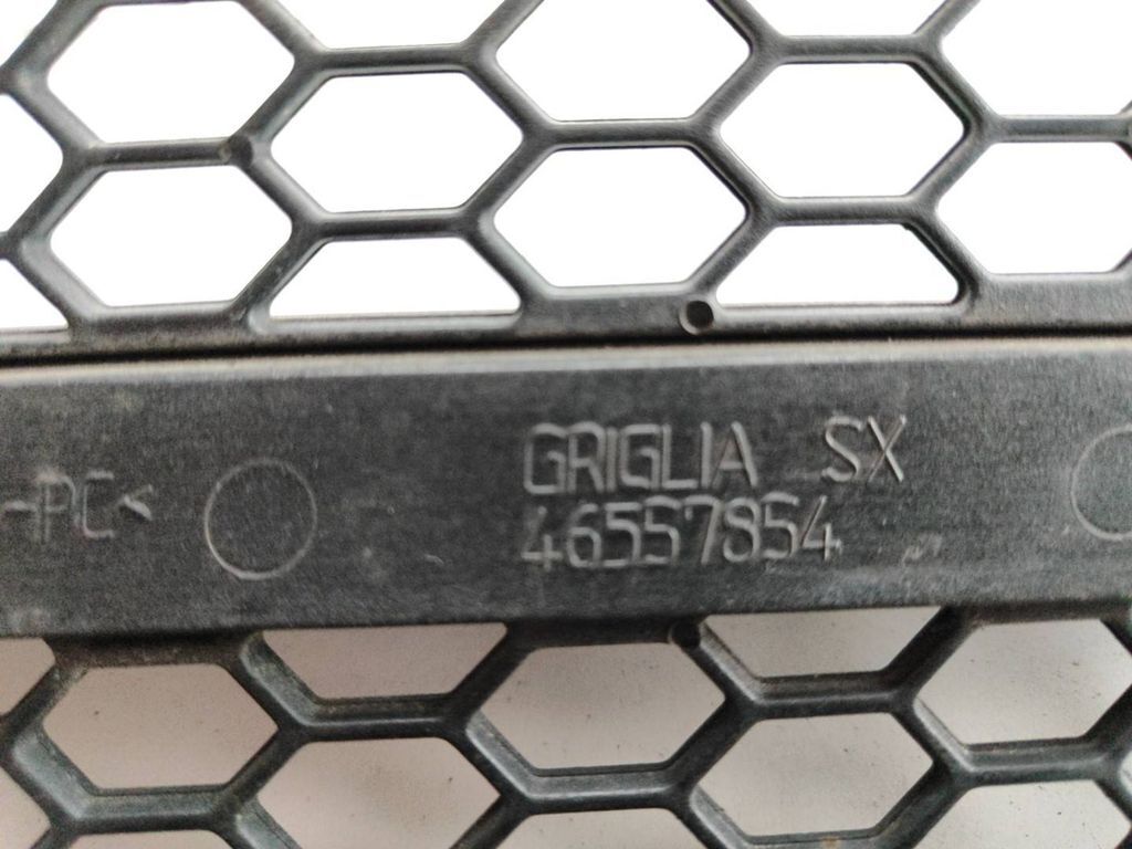 Alfa Romeo 147 2001 Front left bumper lower grill 46557854 