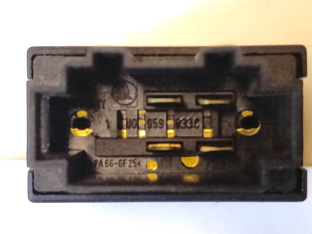 Skoda Octavia Mk2 (1Z) 2007 Diesel Fuel tank opening switch 1J0959833C 