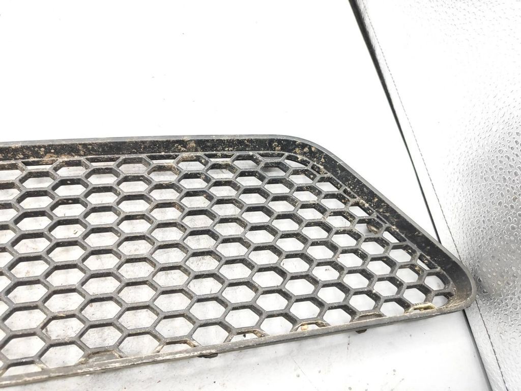 Alfa Romeo 147 1.9JTD 88kW 8V FL 2007 Front right bumper lower grill 